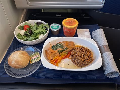 Does United Airlines Serve Food?